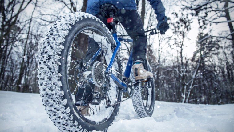 Fat bike électrique roulant dans la neige, pneus larges adaptés à l'hiver québécois